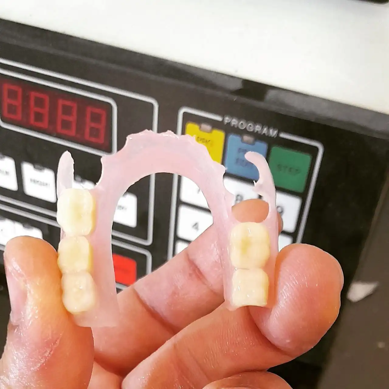 بهترین لابراتوار دندانسازی در خیابان پیروزی تهران