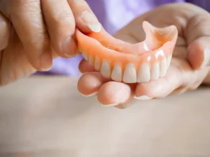 دندان مصنوعی ژله ای بهتر است یا معمولی؟ 