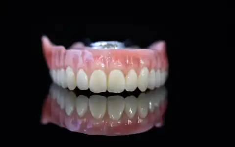 متخصص پروتز دندان ثابت و متحرک